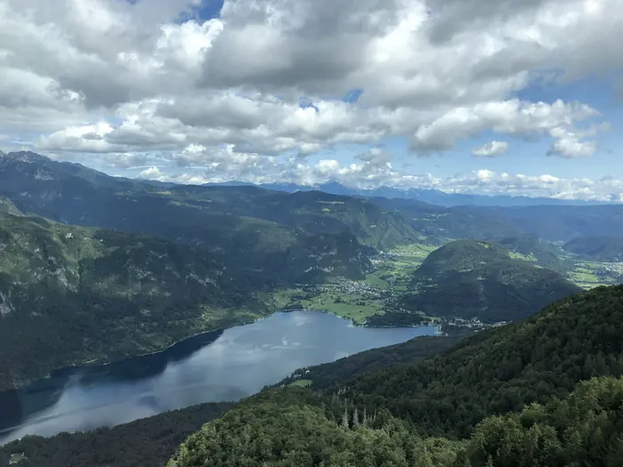 Zračni posnetek Bohinjskega jezera in gora Triglavskega narodnega parka