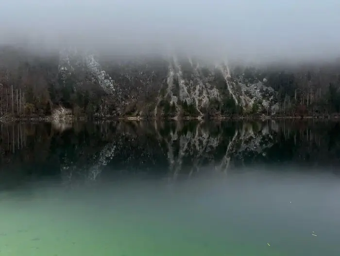 Meglen jesenski odsev gora v Bohinjskem jezeru
